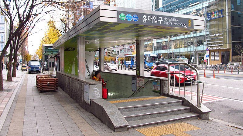 800px-Hongik-university-station-entrance-8-20181121-083542