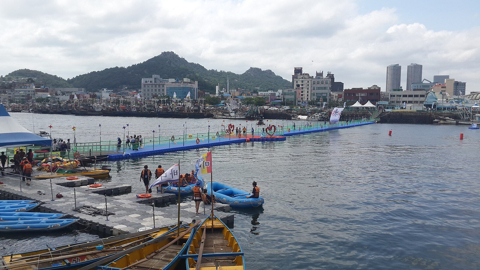 1600px-Mokpo_Harbour_festival_Samhakdo_in_2015_(7)